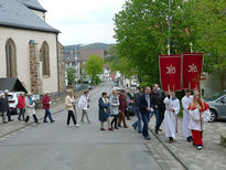 Markusprozession zum Kreuz an der Netzer Straße (Foto: Karl-Franz Thiede)